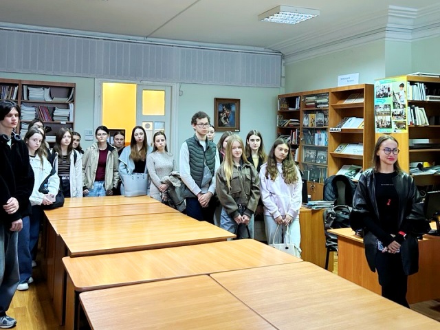  Екскурсія залом іноземної літератури