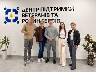 Студентки ОП «Англійсько-український переклад» ТНПУ отримали цінний досвід послідовного перекладу під час супроводу міжнародних волонтерів зі США (ФОТО)
