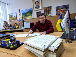 На завершення тижня: ректор ТНПУ Богдан Буяк підписав понад тисячу дипломів випускникам-магістрам