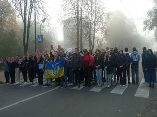 Студенти ТНПУ під час хвилини мовчання зупинили рух транспорту і підняли портрети загиблих випускників університету (ФОТО)