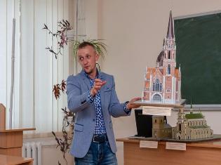 На географічному факультеті відбулася зустріч з автором макетів історичних споруд м.Тернополя Володимиром Крісою