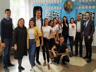  Студенти факультету мистецтв ТНПУ ім.В.Гнатюка привітали учнів та вчителів Тернопільських шкіл з Днем музики (ФОТО)