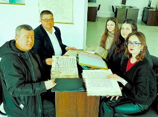 Здобувачі факультету мистецтв  ознайомилися з манускриптами  та стародруками ТНПУ і ДАТО (ФОТО)