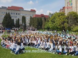 ЗМІ про нас. Тисяча тернопільських студентів склали карту України (ВІДЕО)
