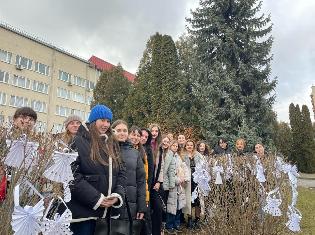 Студенти-філологи ТНПУ доєдналися до Всеукраїнської тихої акції «Ангели пам’яті» (ФОТО)