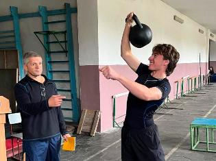 Першокурсники ТНПУ визначали, хто сильніший, у змаганнях із силового двоборства (ФОТО)