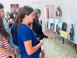 Студентки факультету педагогіки і психології ТНПУ відвідали фотовиставку «Неймовірна» про жінок-прикордонниць (ФОТО)