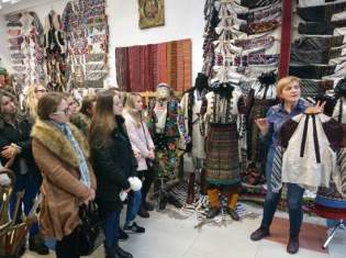 Студенти  факультету філології і журналістики  ТНПУ ім.В.Гнатюка  в етногалереї «Спадок» родини Демкур (ФОТО)