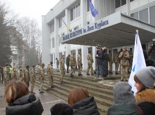 «Вітаємо з поверненням захисників додому – Слава! Слава! Слава!» - студенти ТНПУ зустріли військовослужбовців під час «Ходи мужності та відваги» (ФОТО)