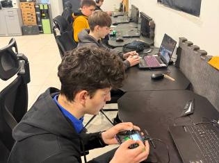 Студенти історичного факультету ТНПУ вчаться керувати дронами і опановують зброю ( ФОТО)