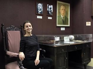 Студенти-географи ТНПУ ім.В.Гнатюка за столом С.Рудницького у Тернопільському обласному краєзнавчому музеї (ФОТО)