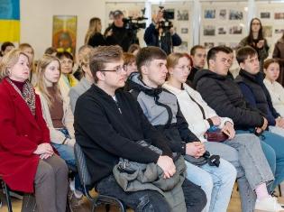 Студенти ТНПУ на відкритті документальної виставки на честь Олега Барни (ФОТО)