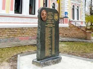 ЗМІ про нас   У центрі Тернополя встановили пам’ятник роботи викладачів ТНПУ  (ФОТО)