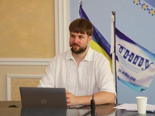 ТНПУ вітає  Хоміцького Назарія Юрійовича  з успішним захистом дисертації на здобуття ступеня  доктора філософії зі спеціальності 035 Філологія (ФОТО)