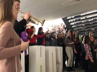 ЗМІ про нас. У Тернополі встановили рекорд із наймасовішого виконання “Червоної рути” (ВіДЕО)