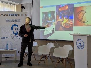 Як розвивати медіаграмотність: гостьова лекція професора Девіда Грейкона на факультеті іноземних мов ТНПУ (ФОТО)