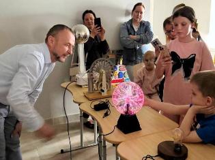 Магія науки замість ліків – як фізики ТНПУ відсвяткували STEMday у дитячій лікарні (ФОТО)