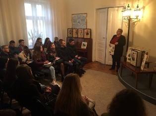 Студенти-історики ІІІ курсу ТНПУ ім.В.Гнатюка  відвідали бібліотеку-музей «Літературне Тернопілля»,  де представлено артбук - життєпис  митрополита Андрея Шептицького (ФОТО)