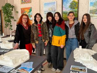 «Культурна спадщина:  інклюзивний вимір у різних форматах». У ТНПУ відкрили мобільну виставку «Замки Тернопілля» (ФОТО)