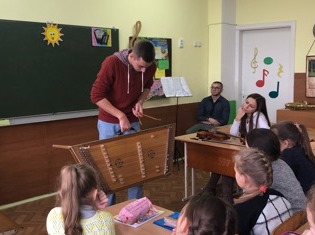 Студенти факультету мистецтв ТНПУ запросили школярів «У царство музичних інструментів» (ФОТО)