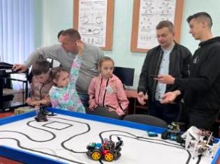 Інженерно-педагогічний факультет ТНПУ долучився до роботи дитячого табору відпочинку: діти спостерігали 3D друк та керували роботами (ФОТО)