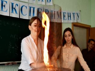 Кафедра фізики та методики її викладання ТНПУ ім.В.Гнатюка організувала день фізичного експерименту (ФОТО)