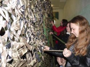 ЗМІ про нас. В Тернополі студенти плетуть маскувальні сітки і передають бійцям в зону АТО