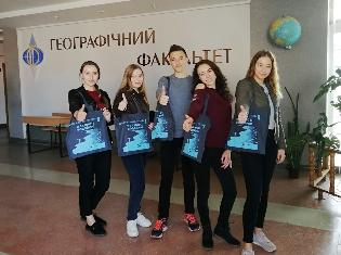 Студенти географічного факультету  ТНПУ ім.В.Гнатюка отримали подарунки (ФОТО)