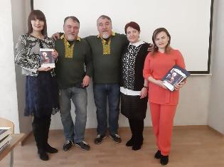 На факультеті філології  і журналістики ТНПУ приймали відомих гостей – братів Віталія та Дмитра Капранових і урочисто «запалили» новорічну ялинку! (ФОТО)