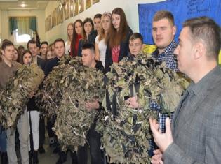 ЗМІ про нас. Тернопільські артилеристи отримали маскувальні сітки від студентів-волонтерів ТНПУ