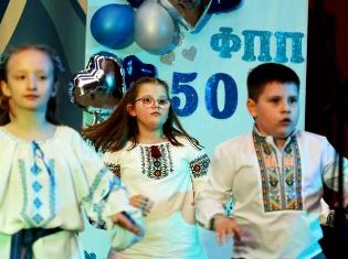 Третьокласники затанцювали на сцені ТНПУ до 50-річчя факультету педагогіки та психології (ФОТО)