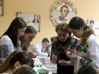 Традиційні майстер-класи з писанкарства провели викладачі кафедри образотворчого мистецтва  ТНПУ ім.В.Гнатюка (ФОТО)