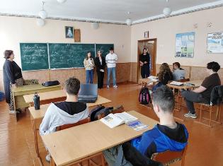 Студенти хіміко-біологічного факультету ТНПУ провели профорієнтаційні зустрічі з учнями Тернопільського району (ФОТО)