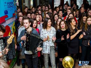 ЗМІ про нас. Студенти ТНПУ ім.В.Гнатюка заспівали "Червону руту" на всю країну (ФОТО)