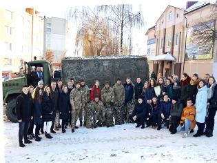ЗМІ про нас. 5 маскувальних сіток, виплетених власними руками, передали студенти ТНПУ нашим захисникам (ФОТО)