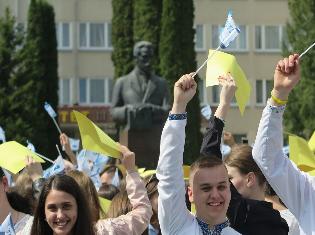 ЗМІ про нас. Рекордна «Україна» постала зі студентів: як у тернопільському виші святкували день університету (ФОТО) (ВІДЕО)