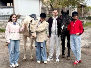 Студенти французького відділення факультету іноземних мов ТНПУ відвідали сеанс іпотерапії (ФОТО)