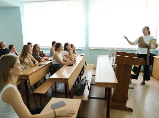 На факультеті філології і журналістики ТНПУ відбулася гостьова лекція "Що воно таке? Українська література" (ФОТО)