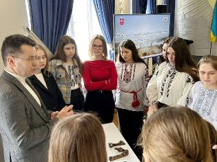 «Пізнай себе, свій рід, свій нарід» – традиція, що єднає: науково-педагогічні працівники ТНПУ на учнівській конференції (ФОТО)