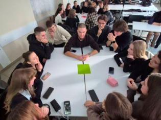 У ТНПУ відбулись студентські дебати  «Доброчесність 2:0: як вчитися у світі ШІ?» (ФОТО)