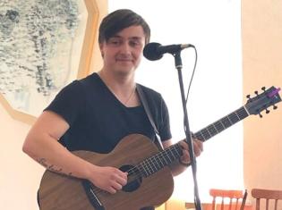 Концерт авторської поезії та пісень організували на на факультеті мистецтв ТНПУ ім.В.Гнатюка (ФОТО)