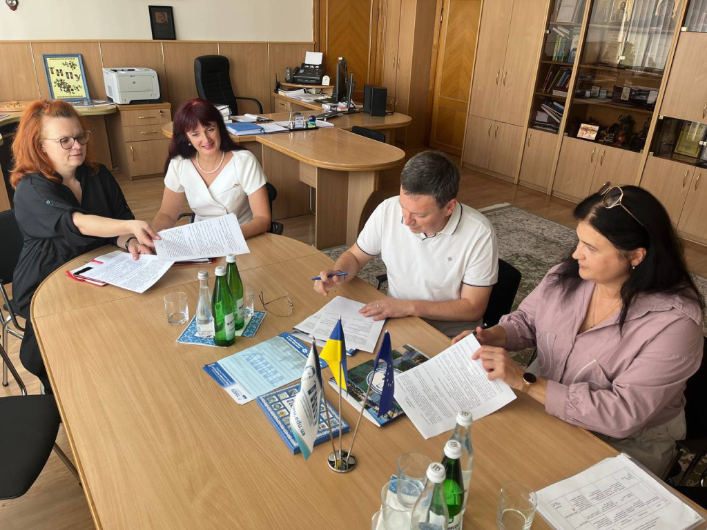 moment-pidpysania-ugody-mizh-TNPU-im-V-Hnatiuka-ta-IRC-Velykoberezovytskoi-selyshchnoi-rady