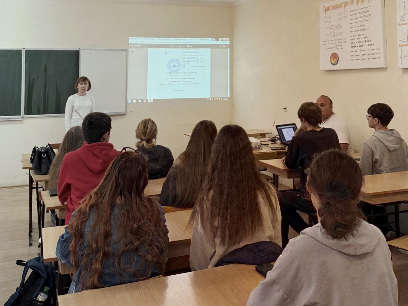 Лариса Хохлова розповідає першокурсникам про особливості ОП «Середня освіта (Математика, інформатика)»