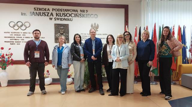 Під час відвідин початкової школи № 5 у Швіднику.jpg