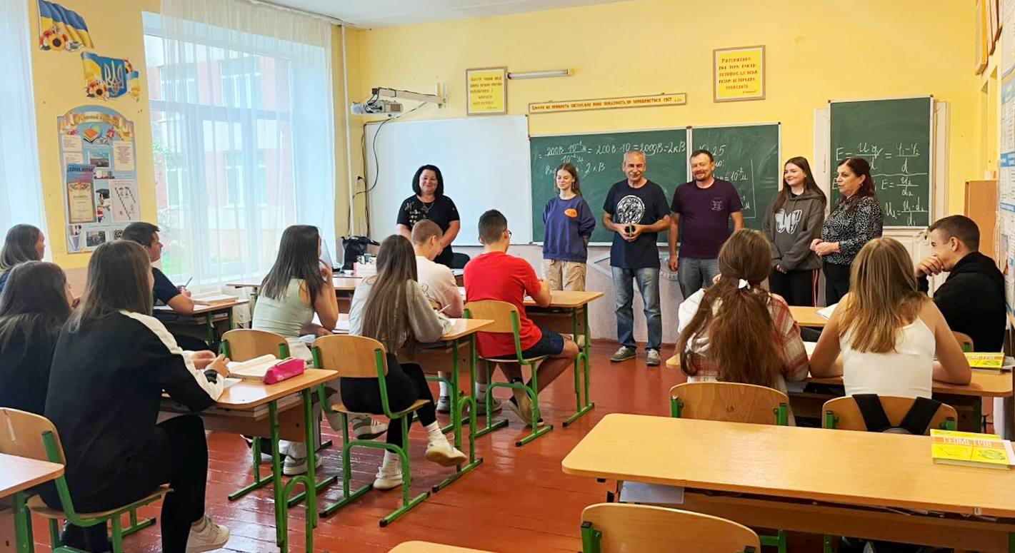 Дружня бесіда з учнями.jpg